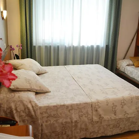 Chiara Oda ve Kahvaltı 4*