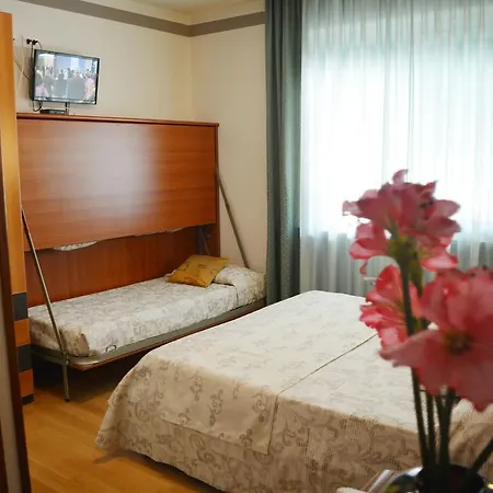 Chiara Oda ve Kahvaltı Lazise