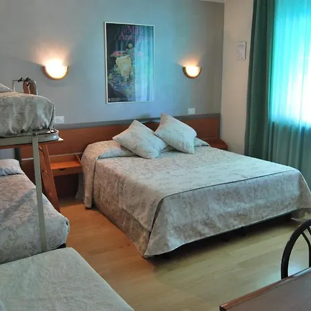 Chiara Oda ve Kahvaltı Lazise